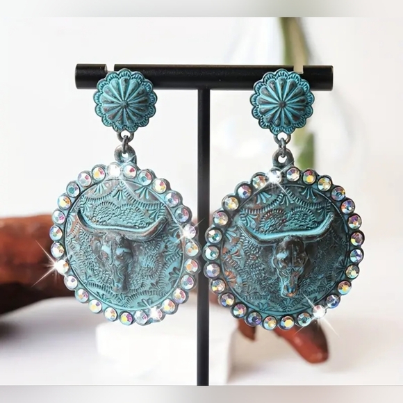 NEW! Turquoise Bullhead Earrings with Crystal Accents NWT! - Picture 1 of 3